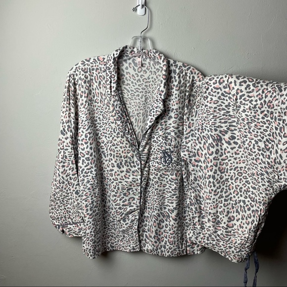 Victoria's Secret Snow Leopard Pajama Set Size Medium - Picture 6 of 9